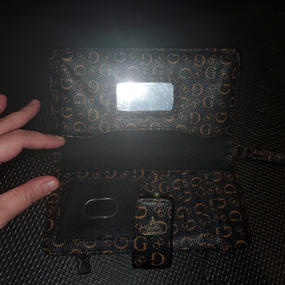 Guess wallet - Picture 3 of 4